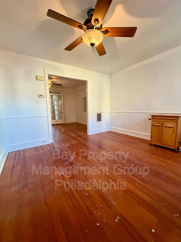 Collingdale House: 7 Rhodes Ave