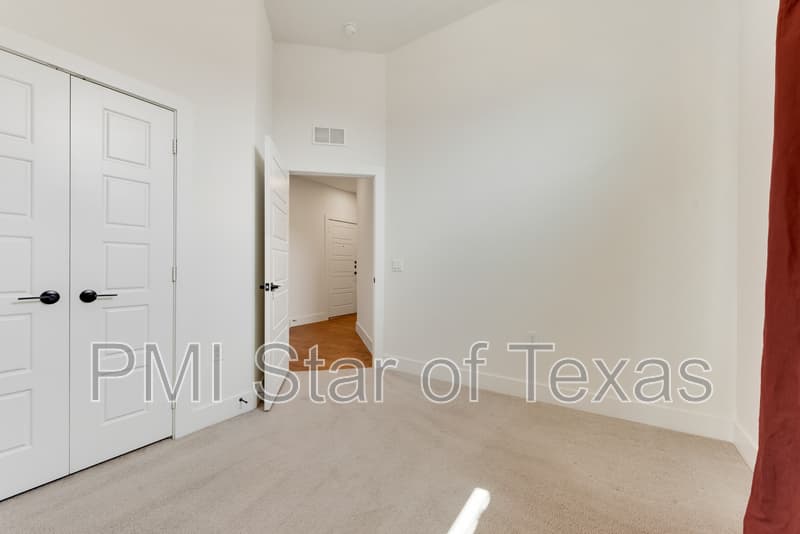 Arlington Townhome: 889 Birds Fort Trail