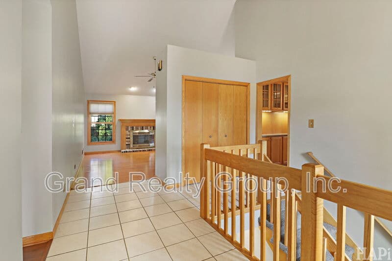 Lake Villa House: 128 Juniper Court