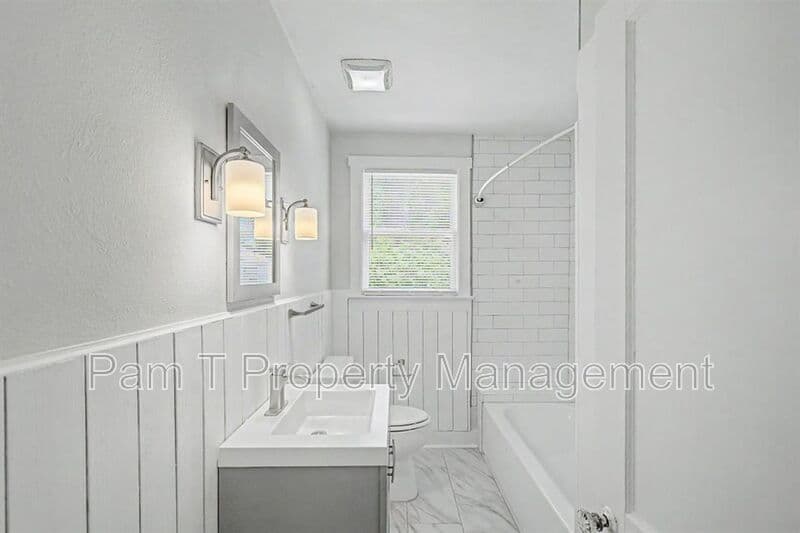 Savannah House: 815-B East 32nd Street--Upper