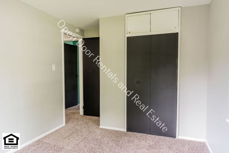 Fort Wayne House: 6718 Raintree Road