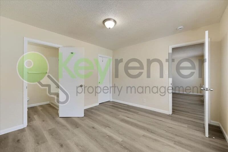 Sacramento House: 1071 Santiago Ave