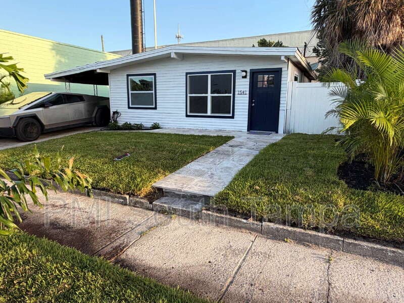 Tampa House: 1541 W La Salle St