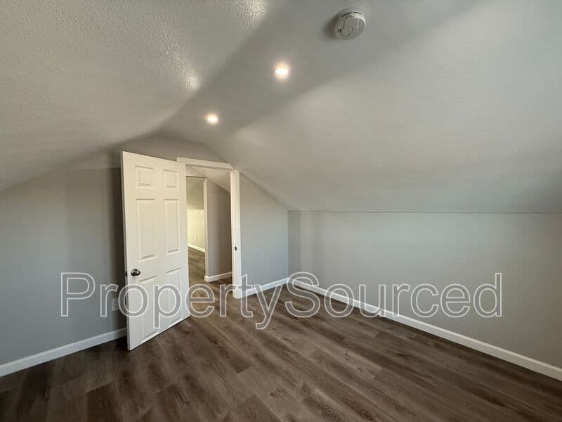 Manteca House: 807 W Yosemite