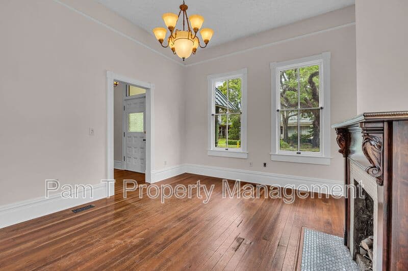 Savannah House: 201 W 37th St