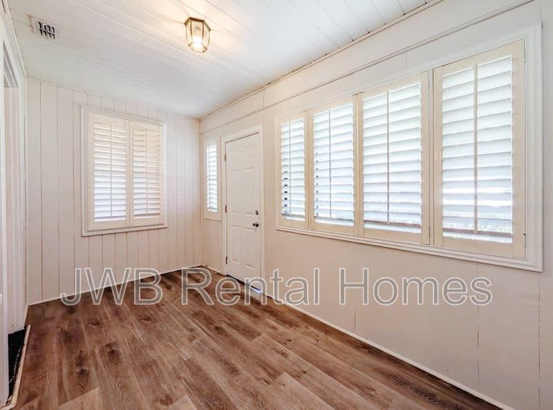 Jacksonville House: 768 Gardenia Ln