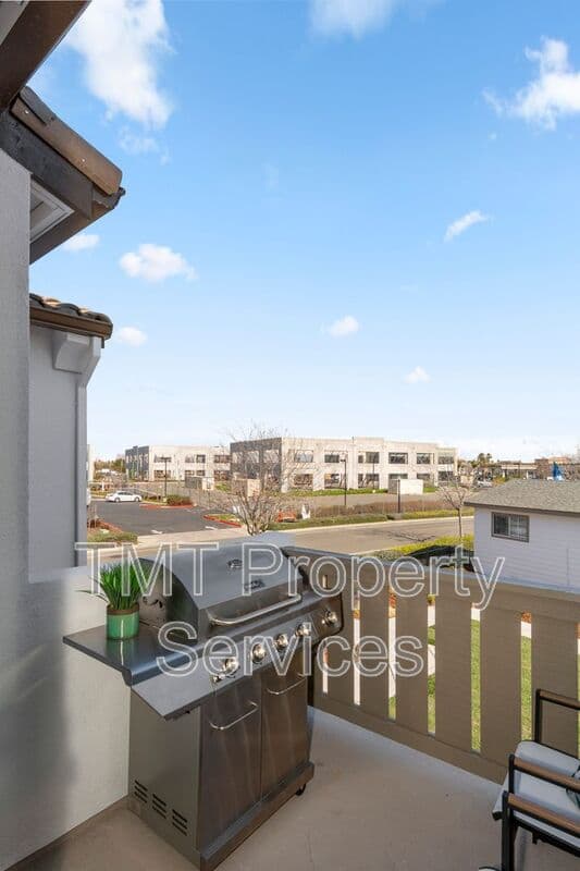 Sacramento Townhome: 31 Advantage Court