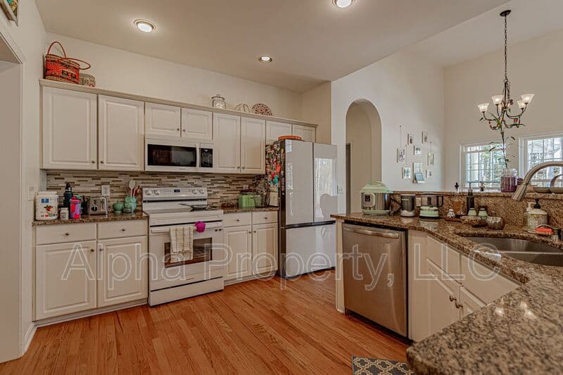 Greer House: 209 Birchleaf Ln