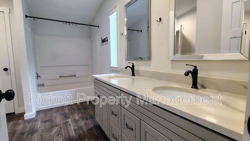 Port Orchard House: 11438 SE Regatta View Ln