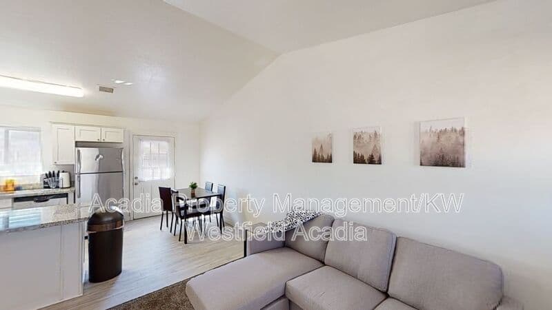 Show Low House: 561 N 10th Place