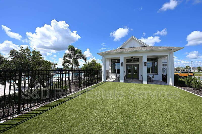 Lakeland House: 5507 Freesia Dr