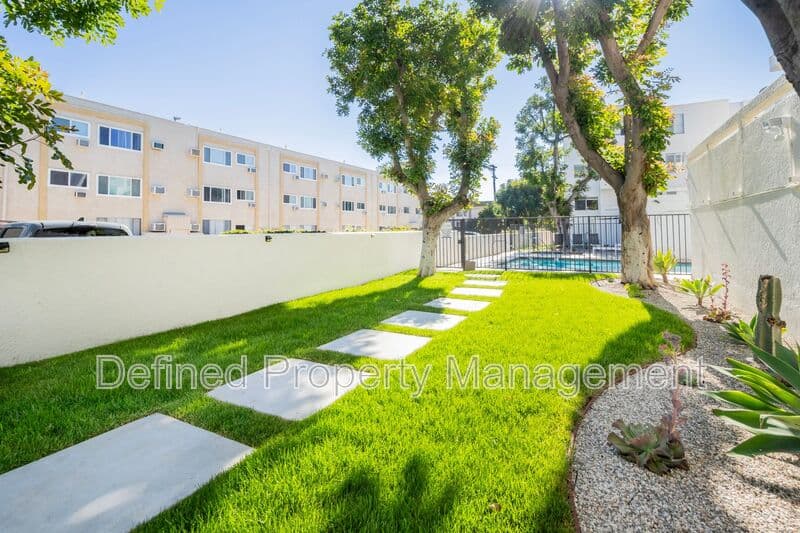 Northridge Condo: 10020 Zelzah Avenue