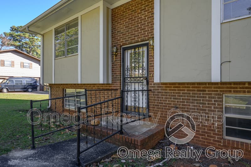 Anniston House: 1033 Old Mill Rd