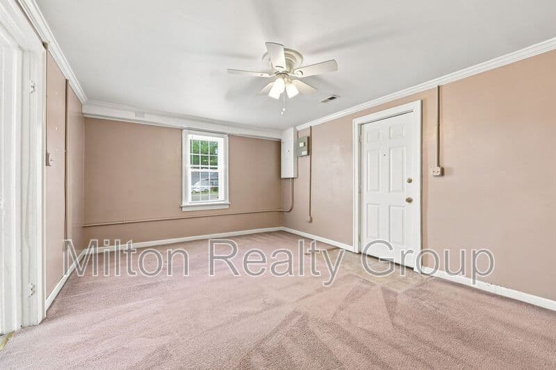 Four Oaks Condo: 101 E. Woodall St.