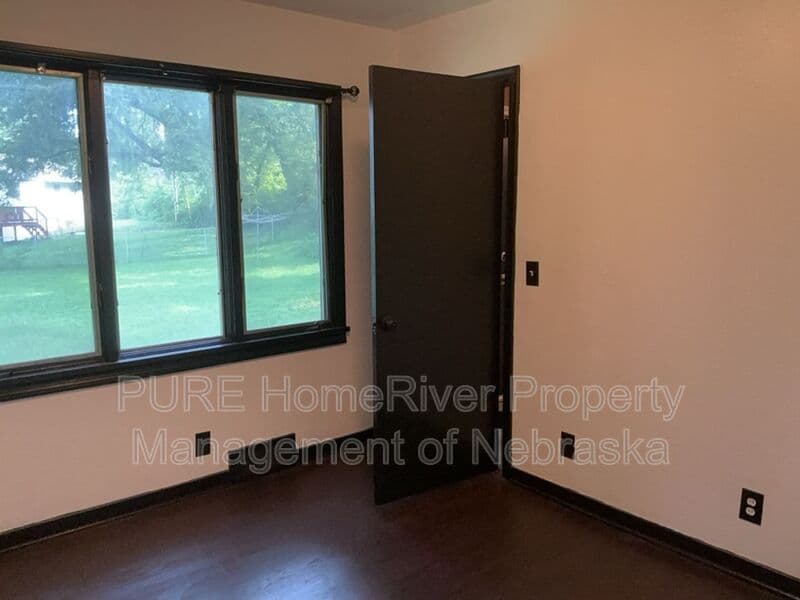 Omaha House: 5236 Ames Ave