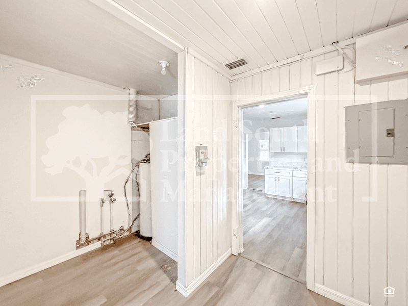 Lakeland House: 2152 Colonial Avenue