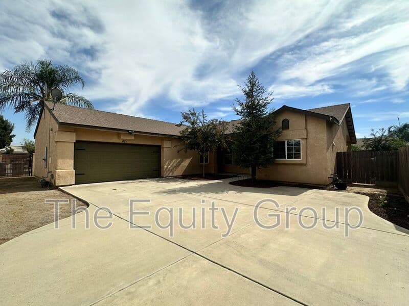 Farmersville House: 421 W. Trinta St