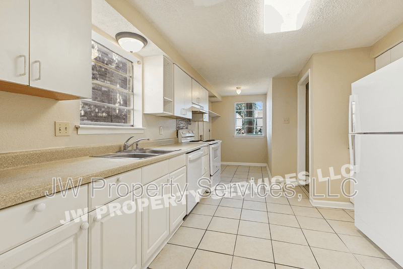 Metairie House: 2512-2514 Caswell Ln