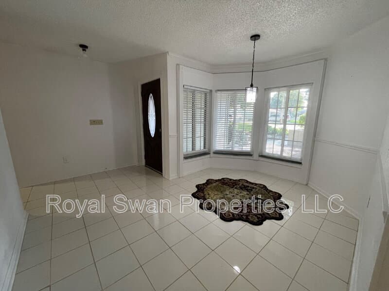 Auburndale House: 222 Lakeview Drive