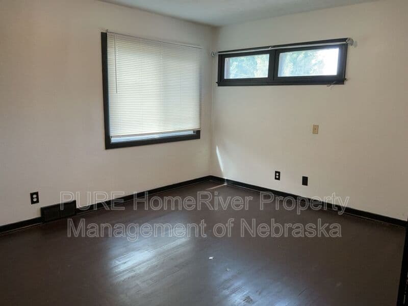 Omaha House: 5236 Ames Ave