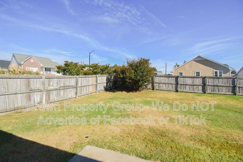 Fayetteville House: 5598 Windy Knoll Pl