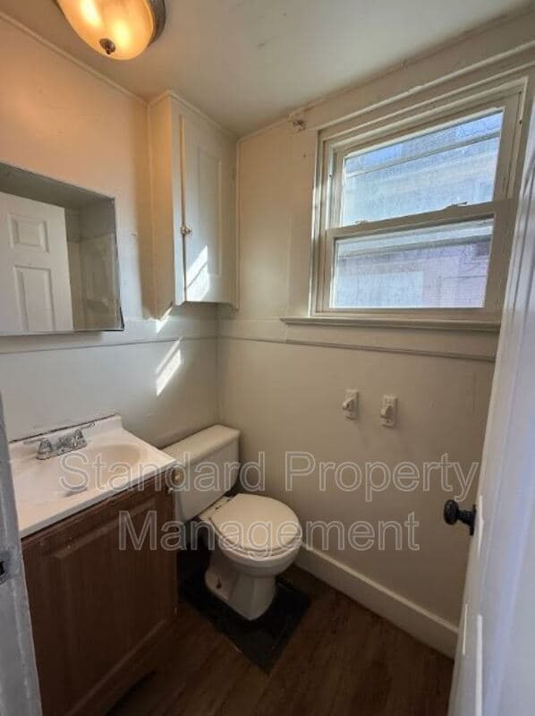 Rochester House: 866 Dewey Ave (Lower Apt)