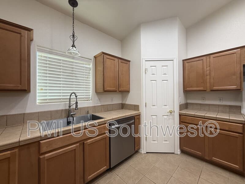 Fort Mohave House: 2060 Mesa Verde Way