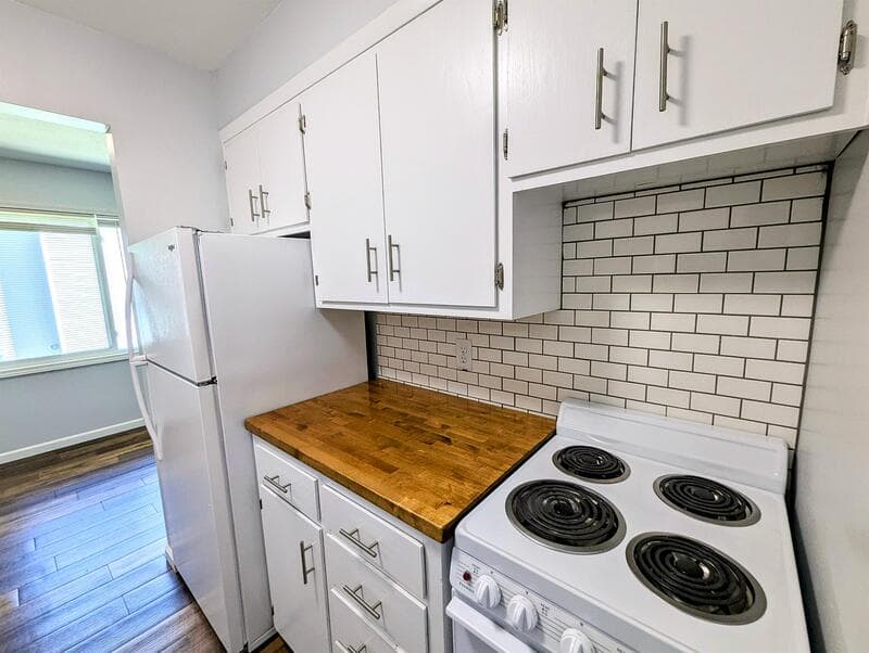 Pella Condo: 306 Central Drive - 3