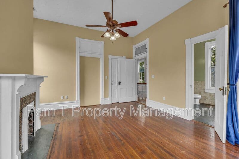 Savannah House: 201 W 37th St