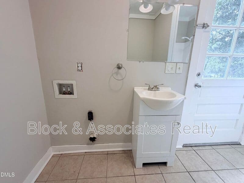 FUQUAY-VARINA House: 135 N WEST ST