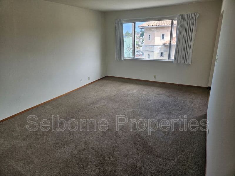 Oakland House: 2500 Ivy Dr.