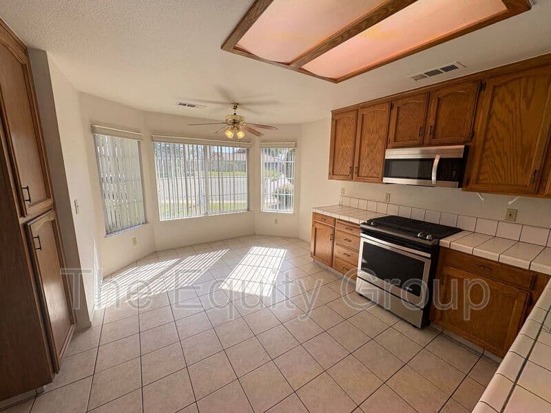 Visalia House: 323 South Citrus Court