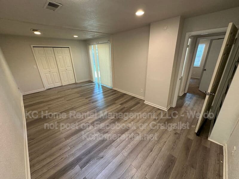 Kansas City House: 214 E 79th St