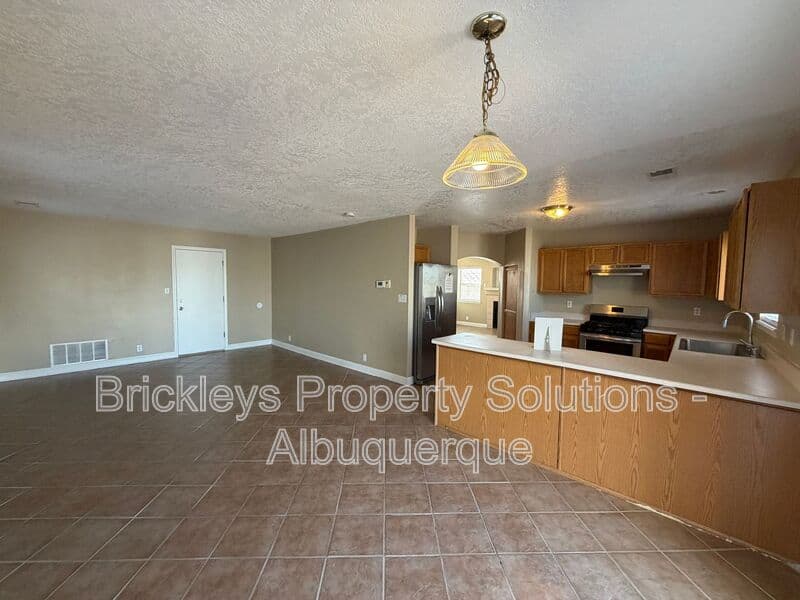 Albuquerque House: 10527 Brookline Pl NW