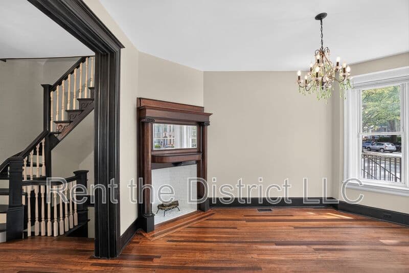 Washington Townhome: 37 Rhode Island Avenue NW
