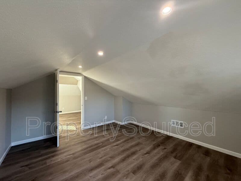 Manteca House: 807 W Yosemite
