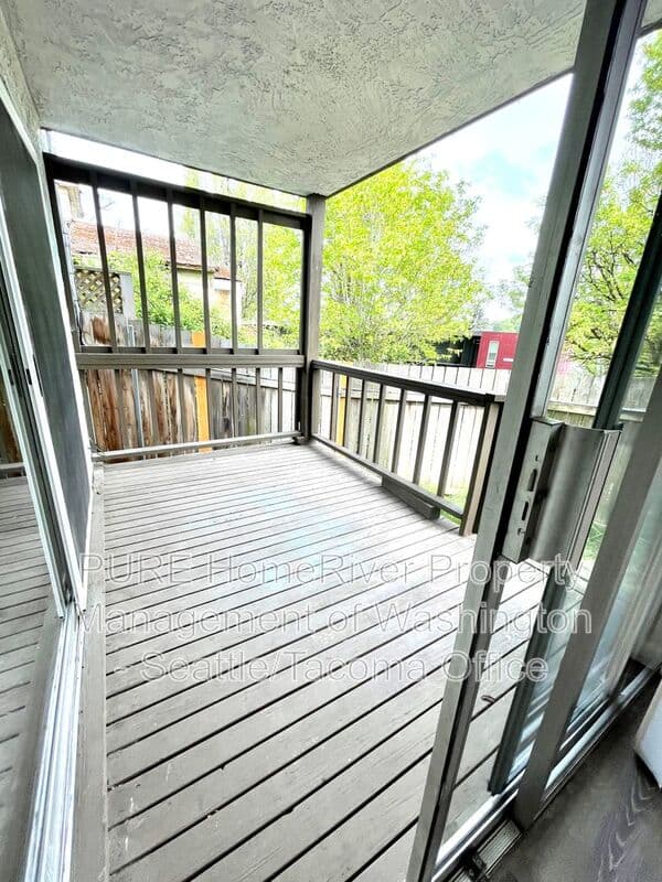 Seattle Condo: 3047 SW Avalon Way