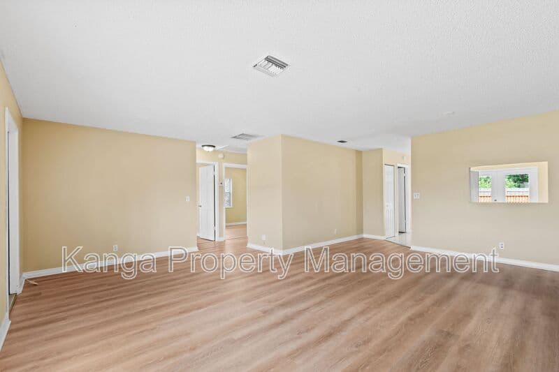 Greenacres House: 6126 Wauconda Way E