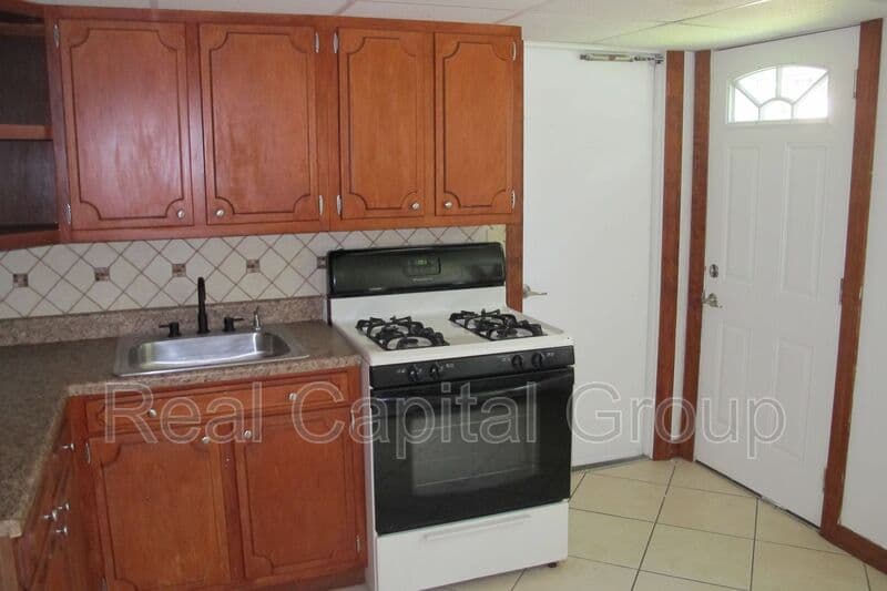 Albany House: 18 Ethel Dr