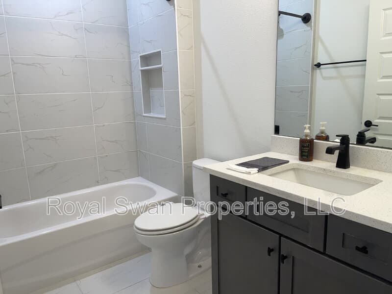 Lakeland House: 929 Clearview Avenue