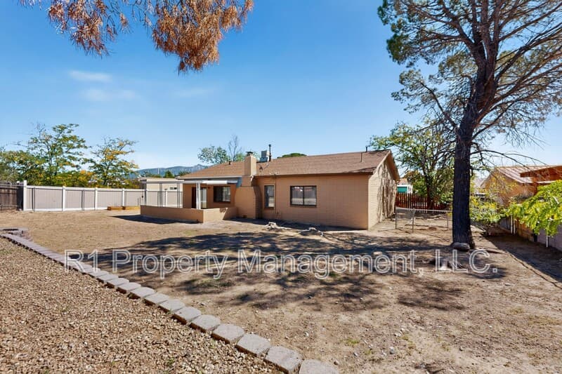 Rio Rancho House: 209 Villa Verde Drive Southeast