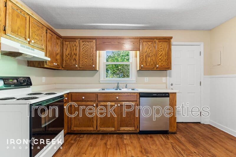 Black Mountain House: 250 Avena Rd