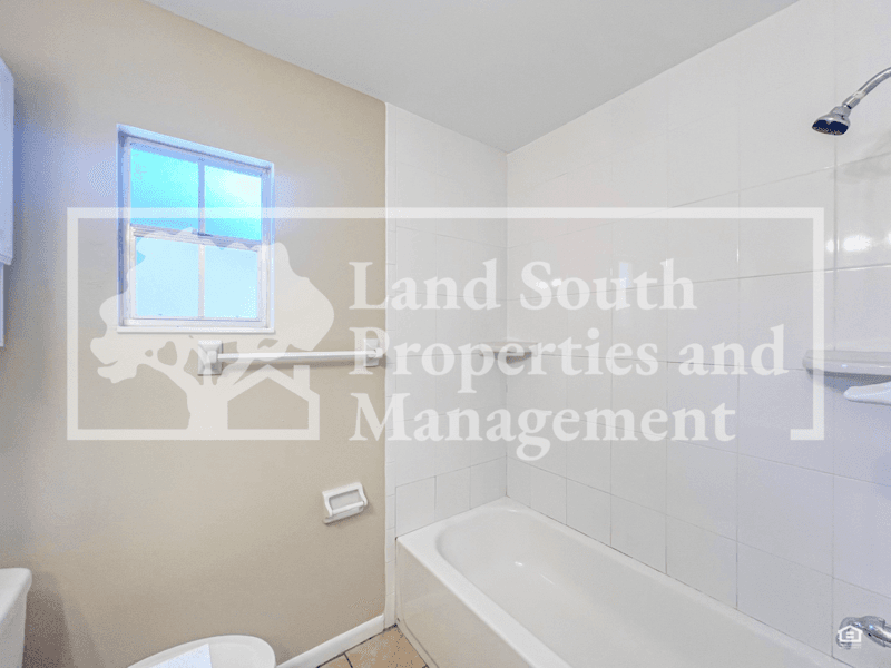 Lakeland House: 5827 Charlton Drive
