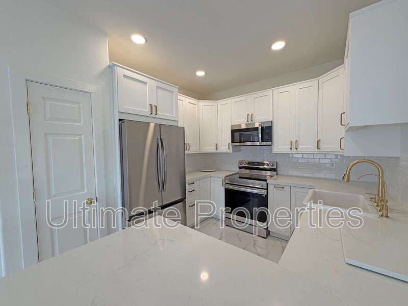 Avondale House: 12360 W Tonto St