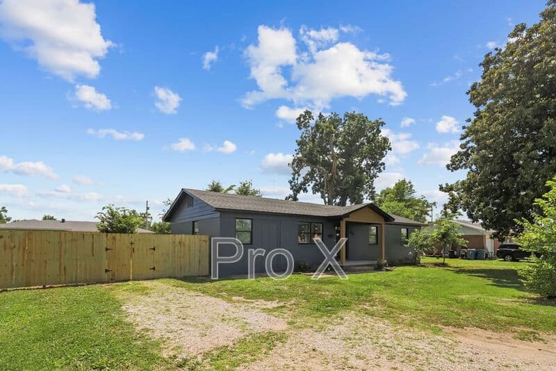 Bentonville House: 809 Carson Drive