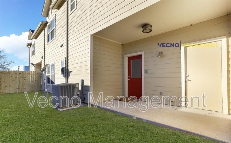 Pleasanton House: 215 Circle Court