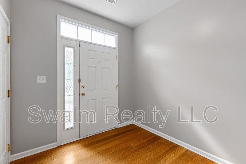 Middletown House: 325 Wilmore Dr
