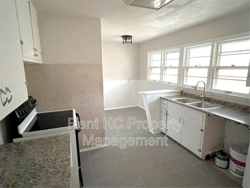 Kansas City House: 800 E 75th Terrace