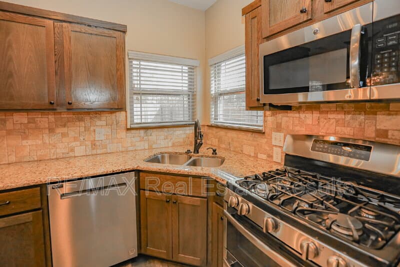 Cave Springs House: 1000 Peak St