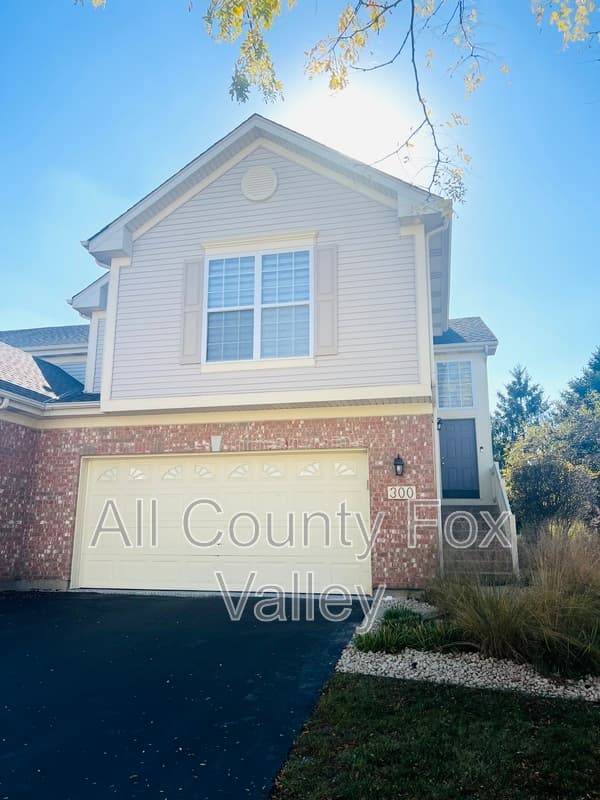 Algonquin Townhome: 300 Emerald Lane
